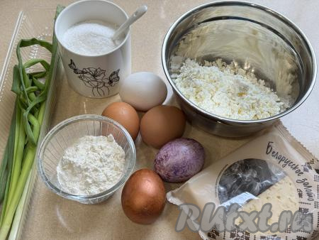 Подготовить продукты для приготовления ленивых пирожков из творога с зелёным луком и яйцом. Творог можно использовать любой жирности. Творог выложить в миску, размять вилкой. Сыр можно взять твёрдых или полутвёрдых сортов. 4 яйца заранее отварить в течение 10 минут с момента закипания воды, а затем полностью остудить их и очистить. Зелёный лук промыть водой, дать ему немного обсохнуть.