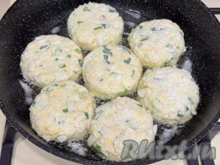 В сковороду влить растительное масло, хорошо разогреть, после этого выложить в один слой пирожки.