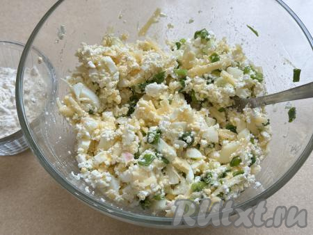 Столовой ложкой перемешать содержимое миски до однородности.