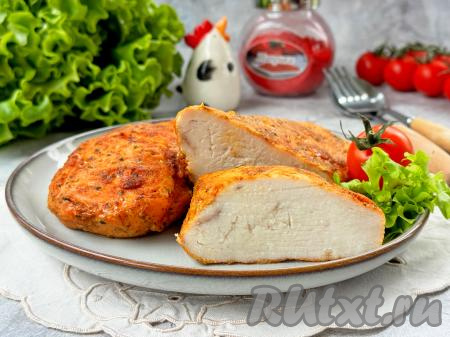 Нежное, сочное куриное филе достать из аэрогриля, развернуть фольгу и в горячем виде подать мясо к столу, дополнив любимым гарниром. Кстати, куриное филе, приготовленное по этому рецепту, остаётся вкусным и после остывания, его можно тонко нарезать и использовать вместо колбасы, делая аппетитные и сытные бутерброды.