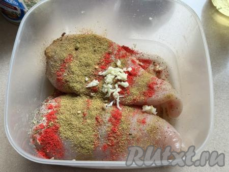 Филе курицы будем готовить целиком, не разрезая. Филе промыть и обсушить. Выложить мясо курицы в лоток, добавить пропущенный через пресс чеснок, влить растительное масло, всыпать соль и специи. В качестве специй я добавила 1 чайную ложку молотой паприки, 1 чайную ложку карри и соль со специями.