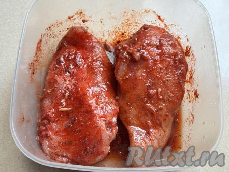 Тщательно перемешать куриное филе, покрывая его маслом, чесноком и специями со всех сторон. Закрыть контейнер крышкой и оставить мясо промариноваться не менее, чем на 1 час (можно и на более длительное время, но тогда закрытый лоток с куриным филе нужно поставить в холодильник).