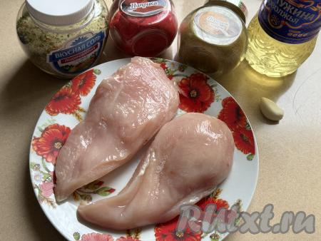 Подготовить продукты для приготовления куриного филе в фольге в аэрогриле. Я в качестве специй взяла молотые паприку и карри, можно также просто приобрести уже готовые наборы специй для курицы или использовать специи на свой вкус.