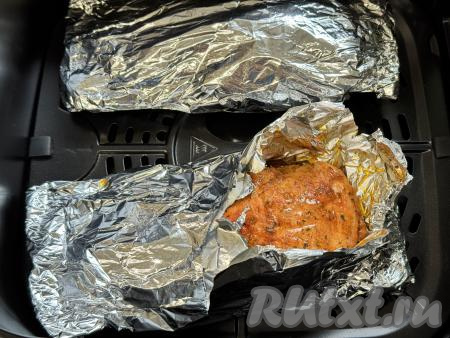 Установить чашу в аэрогриль, выставить температуру 200 градусов, время - 20 минут. По прошествии времени вынуть чашу из аэрогриля, развернуть фольгу и проверить куриное филе на готовность. Для того чтобы проверить готовность мяса, я обычно протыкаю его деревянной зубочисткой, если из прокола вытекает прозрачный сок, значит филе готово.