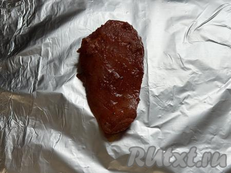 По прошествии времени выложить каждое замаринованное филе на отдельный лист фольги.