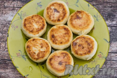 Затем сырники, приготовленные из творога на кефире, переложить со сковороды на тарелку. Можно дополнительно каждый сырник промакнуть бумажной салфеткой, чтобы удалить излишки масла.