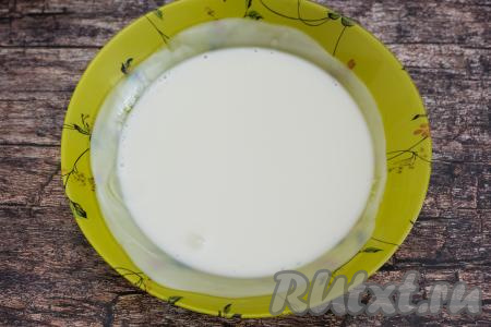 Кефир заранее подогреть до комнатной температуры. Я подогреваю кефир в микроволновке. Для этого вливаю кефир в глубокую тарелку, пригодную для СВЧ, и ставлю на 30 секунд в микроволновку, затем кефир перемешиваю и отправляю ещё на 30 секунд. Микроволновка подогревает неравномерно, поэтому, для того чтобы кефир не свернулся в процессе подогрева, его нужно обязательно не забывать через 30 секунд перемешивать.