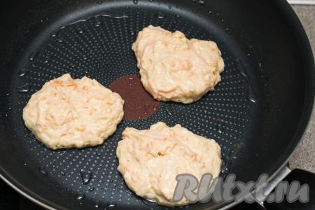 Сковороду хорошо разогреть с растительным маслом.&nbsp;Набирать по 1 столовой ложке теста и выкладывать на разогретую сковороду, формируя округлые оладьи. Морковные оладьи на кефире жарить на огне ниже среднего 2-3 минуты (до подрумянивания снизу).