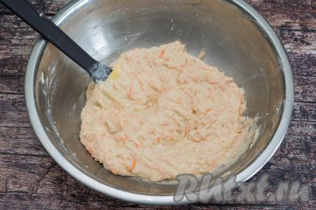 Добавляя по столовой ложке муки и вмешивая её, учитывайте, что итоговое тесто для морковных оладий, замешанное на кефире, должно получиться вязким, напоминающим в меру  густую сметану, как на фото. Поскольку жирность кефира, размер яйца, сочность моркови, качество муки могут быть разными, для замешивания теста нужной консистенции вам может потребоваться муки чуть больше или чуть меньше, чем указано в ингредиентах, поэтому добавляйте муку постепенно и контролируйте густоту теста.
