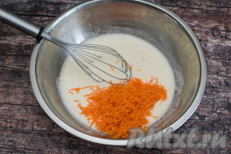 Морковь очистить. 70 грамм очищенной морковки натереть на мелкой тёрке. Выложить натёртую морковь в миску с кефирно-яичной смесью. Перемешать венчиком до однородности, равномерно распределяя морковку.