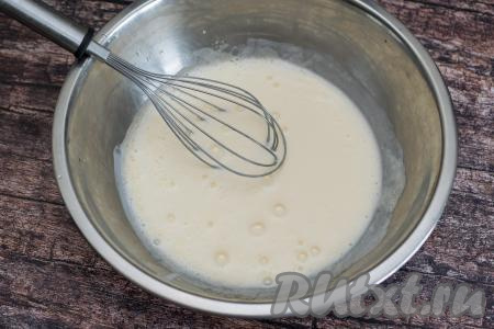 В миску с яйцом, взбитым с сахаром, влить тёплый кефир, перемешать венчиком до однородности.