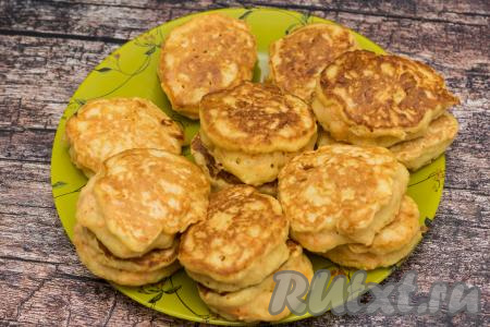 Готовые оладушки перекладывать со сковороды на плоскую тарелку и, не перемешивая тесто, жарить следующую партию оладий, замешанных на кефире с добавлением моркови. Из предложенного количества ингредиентов у меня получились 13 оладий.