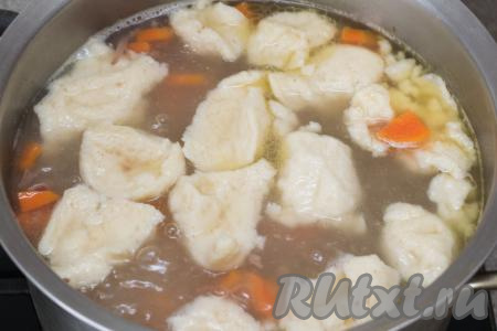 Довести суп с тушёнкой и клёцками до кипения, уменьшить огонь. После того как все клёцки всплывут на поверхность, варить суп на небольшом огне 5 минут. После этого блюдо будет полностью готово.