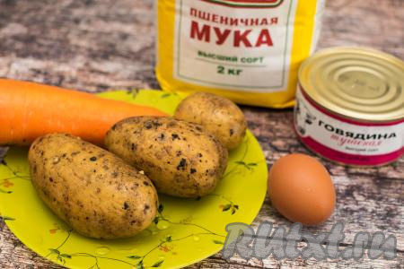 Подготовить продукты для приготовления супа с тушёнкой и клёцками. Мясную тушёнку можно взять любую (у меня - из говядины). В кастрюлю, в которой будете варить суп, влить 2 литра воды, поставить на сильный огонь, довести воду до кипения.&nbsp;