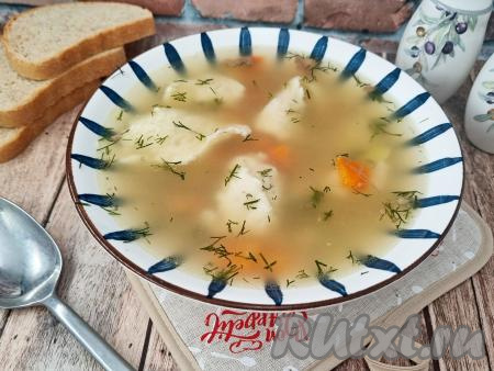 Разлить вкусный, насыщенный суп с тушёнкой и аппетитными клёцками по тарелкам и в горячем виде подать к столу, дополнив, по желанию, свежей зеленью.&nbsp;