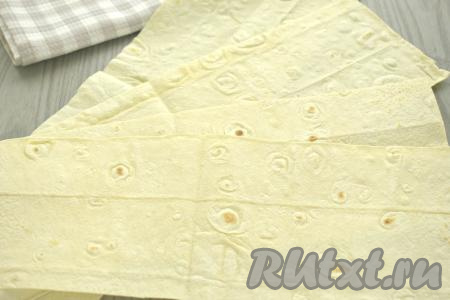 Края лаваша, который я купила, были с закруглёнными концами, поэтому я их просто обрезала и не использовала. Лаваш нарезаем на полоски шириной 10-12 сантиметров и длиной 35 сантиметров. Из моего лаваша у меня получились 4 полоски.