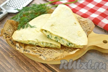 Аппетитную тортилью с нежной, сочной начинкой из творога и сыра достаём из аэрогриля и в горячем виде подаём к столу. Если блюдо остыло, его желательно перед подачей подогреть в микроволновке.&nbsp;