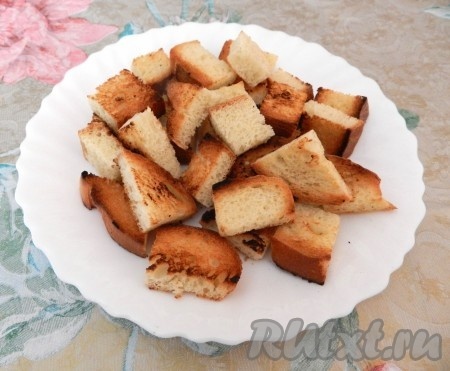 Приготовить сухари для панировки. Для этого хлеб нарезать небольшими кусочками и подсушить в духовке или просто на сковороде.