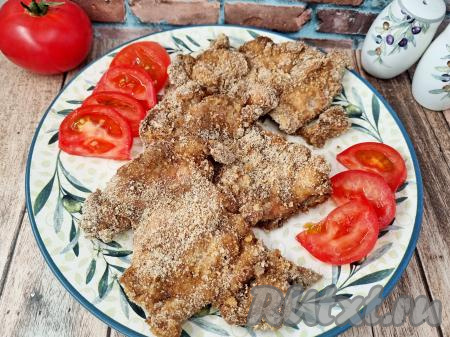 Нежнейшие, вкусные, сочные отбивные из филе бедра курицы, приготовленные в духовке, к столу подать горячими, дополнив любимым гарниром или свежими овощами.