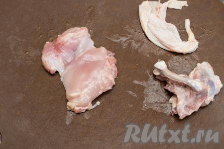 Для того чтобы разделать бёдра на филе в домашних условиях, нужно снять с каждого бёдрышка кожу, после этого кухонными ножницами (или острым ножом) разрезать мясо вдоль основной кости бедра, постепенно отделяя мясо от костей. У нас получится филе бёдер курицы и кости, на которых практически не будет мяса. Отделяется мясо от костей достаточно просто и быстро, только нужно немного приноровиться. Лишний жир с бёдер я срезаю, но это уже на ваше усмотрение.