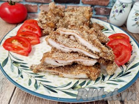 Готовность отбивных можно проверить, сделав на мясе разрез, если в разрезе мясо светлое, без розовых участков, значит блюдо готово. Достать противень с готовым мясом из духовки.