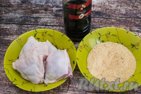 Подготовить продукты для приготовления отбивных из филе бёдер курицы в духовке. Для этого блюда можно купить филе куриного бедра, уже отделённое от костей. Я же предпочитаю покупать достаточно крупные куриные бёдра и разделывать их на филе в домашних условиях.&nbsp;