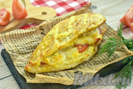 Аппетитную, нежную куриную грудку, фаршированную сочной начинкой из помидоров и моцареллы, достаём из аэрогриля и в горячем виде подаём к столу, дополнив салатом или любимым гарниром.
