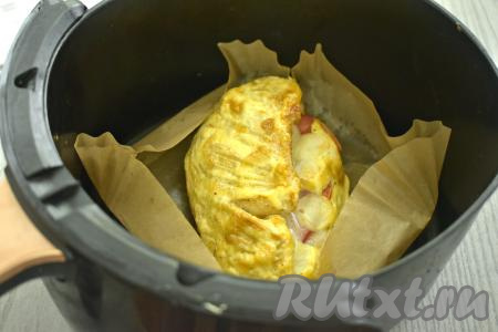 Чашу с куриной грудкой, фаршированной помидорами и моцареллой, отправляем в аэрогриль, устанавливаем температуру на 180 градусов, время - 30 минут.&nbsp; Через 20 минут с начала запекания филе переворачиваем на другую сторону и готовим оставшиеся 10 минут. Для того чтобы проверить готовность, нужно сделать на мясе надрез, если вытекает прозрачный сок без примесей крови, значит блюдо готово. Если же в разрезе есть вкрапления крови, значит время запекания нужно будет увеличить на 5 минут. Я готовила в аэрогриле мощностью 1400 Ватт с 1 ТЭН-ом, по прошествии 30 минут мясо было полностью готово.