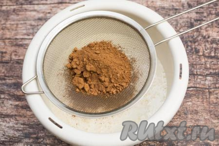 В получившуюся кефирно-яичную смесь просеять какао.