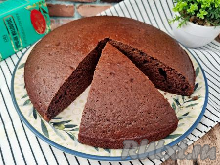 Полностью остывший шоколадный пирог нарезать на кусочки и подать к столу.