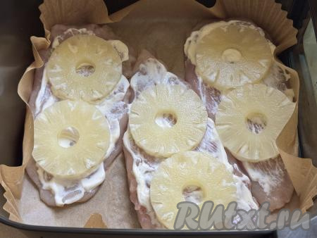 Выложить на каждую куриную отбивную по 2 колечки ананаса.&nbsp;