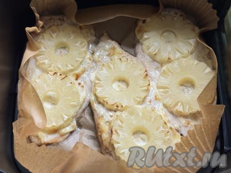 Установить чашу с куриными отбивными с ананасами&nbsp;в аэрогриль, установить температуру 180 градусов, время - 20 минут.&nbsp;
