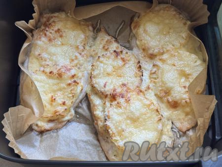 Снова отправить чашу в аэрогриль, запекать куриные отбивные с ананасами и сыром&nbsp;при температуре 180 градусов 10 минут (до расплавления сыра).