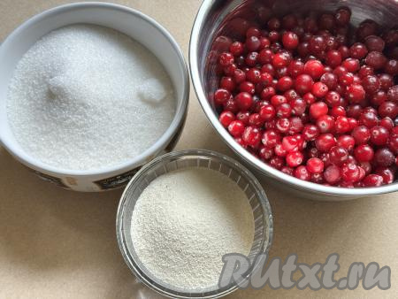 Подготовить продукты для приготовления клюквенного мусса с манкой.  Клюкву можно использовать как свежую, так и замороженную (я взяла замороженную клюкву). Свежие ягоды нужно будет промыть водой, убирая некачественные ягодки, если они есть, лишней воде дать стечь. Замороженную клюкву нужно будет полностью разморозить.