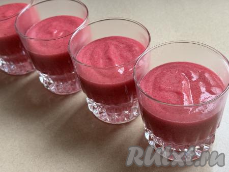 Разложить получившийся мусс из клюквы по креманкам или фужерам (я разложила по 4 бокалам) и поставить в холодильник часа на 2.