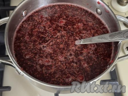 Поставить кастрюлю на огонь выше среднего и, периодически перемешивая, довести ко кипения, затем проварить на небольшом огне, иногда помешивая, 1-2 минуты, чтобы сахар полностью растворился.&nbsp;