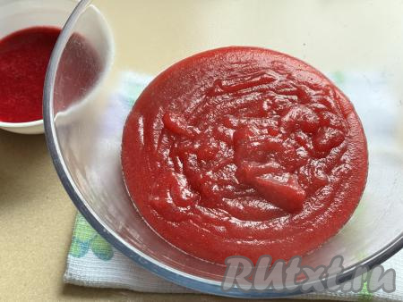 Переложить получившуюся клюквенно-манную массу в глубокую миску, в которой в дальнейшем будет удобно взбивать миксером. Дать массе немного остыть.