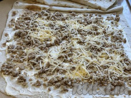 Фарш присыпать натёртым сыром.