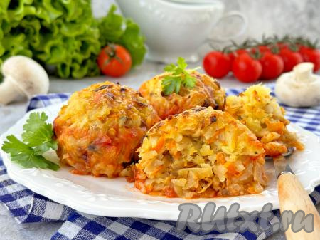 Форму с готовым блюдом достать из духовки. Аппетитные, нежные, вкусные постные ленивые голубцы вместе с томатным соусом разложить по тарелкам и в горячем виде подать к столу.&nbsp;