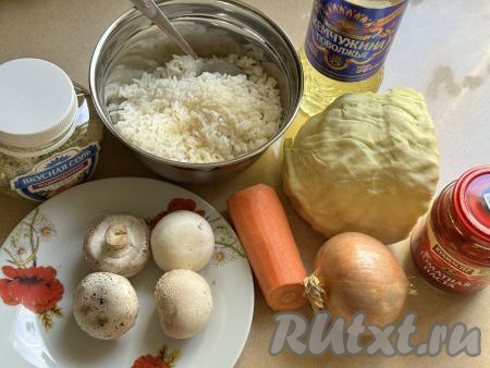 Подготовить продукты для приготовления постных ленивых голубцы с грибами. Рис тщательно промыть под проточной водой, выложить в кастрюлю с кипящей подсоленной водой, перемешать, дать закипеть, уменьшить огонь. Отварить рис до готовности (в течение минут 20-25 с момента закипания воды).&nbsp;