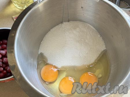В чашу миксера всыпать сахар и ванильный сахар, добавить яйца.&nbsp;