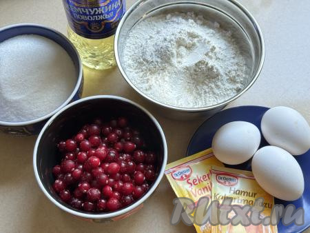 Подготовить продукты для приготовления пирога с клюквой в мультиварке.&nbsp;Клюкву для приготовления пирога можно взять как свежую, так и замороженную. Свежие ягоды нужно будет промыть водой, если будут встречаться подпорченные ягодки, их нужно будет удалить. Обсушить свежую клюкву, разложив её на бумажном полотенце. Если будете, как и я, готовить с замороженной клюквой, тогда её нужно будет слегка разморозить, лишнюю воду слить.