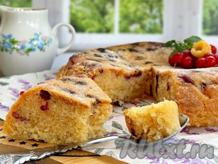 Нарезать на кусочки и подать к чаю, кофе. Этот пирог, приготовленный в мультиварке, получается нежным, в меру влажным, а сочные ягоды клюквы дарят ему приятную кислинку, делают его очень вкусным и аппетитным. Эта выпечка отлично подходит к уютному домашнему чаепитию!