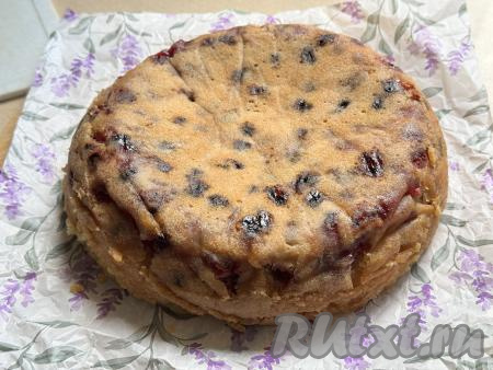 Готовый пирог с клюквой с помощью чаши для варки на пару, которая входит в комплект каждой мультиварки, достать из чаши мультиварки. Выложить пирог на тарелку или разделочную доску, дать остыть.&nbsp;