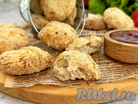 Нежные, аппетитные наггетсы, приготовленные из куриного фарша, достать из чаши аэрогриля, переложить на тарелку и подать к столу в горячем виде, дополнив вашим любимым соусом.