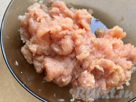 Посолить фарш по вкусу, добавить любимые специи и перемешать.