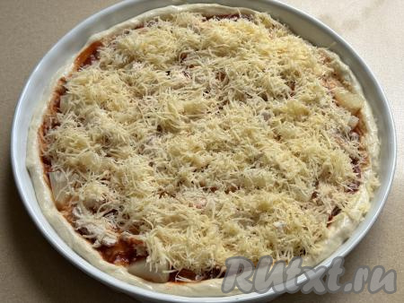 Начинку щедро посыпать сыром, натёртым на мелкой тёрке.