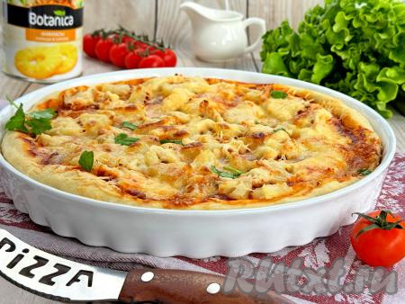 Готовую пиццу достать из духовки и с пылу с жару подать к столу.