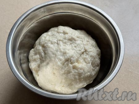 Тщательно вымесить тесто в течение минут 6, затем влить масло и вымесить его в течение 1-2 минут. Замешанное дрожжевое тесто для пиццы выложить в достаточно объёмную миску. Миску с тестом затянуть пищевой плёнкой (или прикрыть полотенцем) и поместить в тёплое место на 35-45 минут.&nbsp;