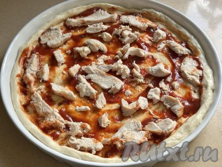 Остывшее варёное куриное филе нарезать на кусочки и выложить поверх теста.